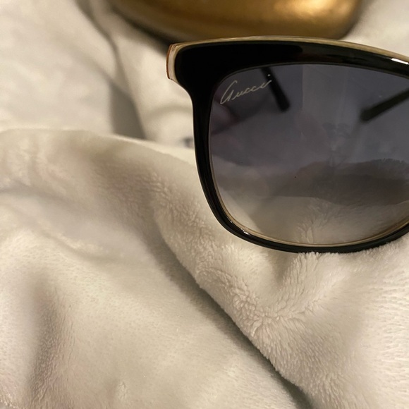 Gucci Gold & Black Sunglasses: Luxe Look w/ Case, Dramatically Reduced - Picture 7 of 16